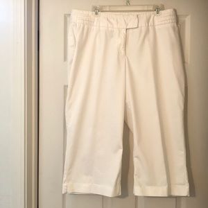 Worthington white capris with front zipper and clasp closure EUC like new